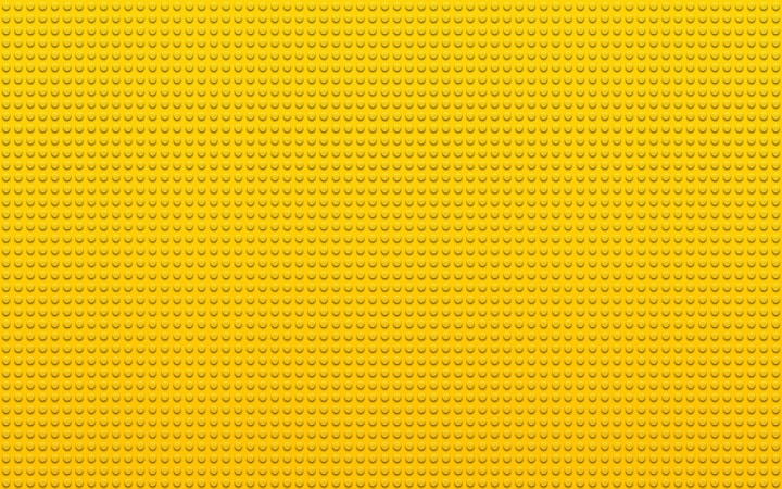 따뜻한 조명 아래 장미꽃과 펼쳐진 책