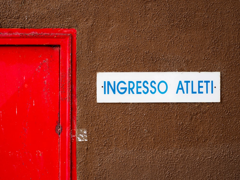 foto ravvicinata della segnaletica dell'Ingresso Atleti accanto alla porta