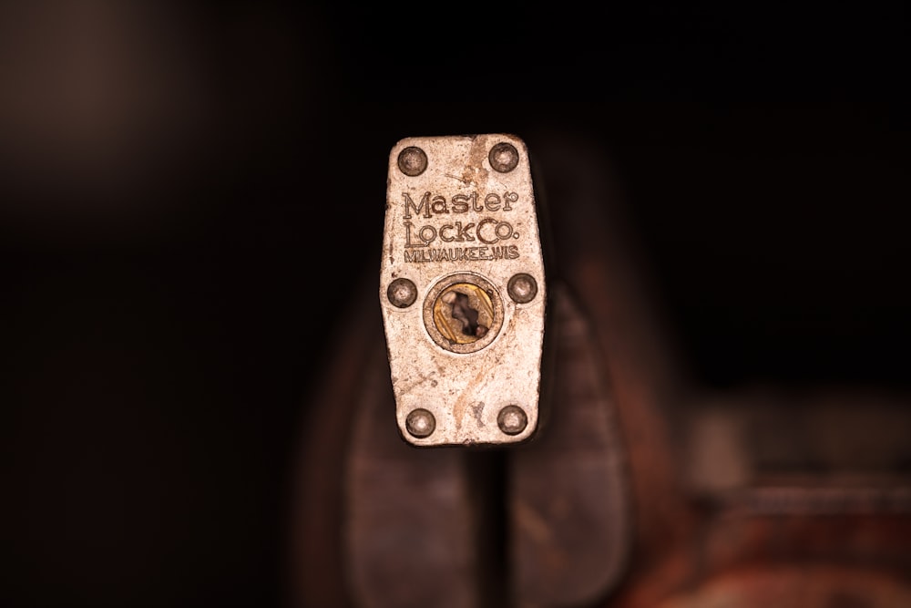 스테인레스 스틸 자물쇠의 얕은 초점 사진