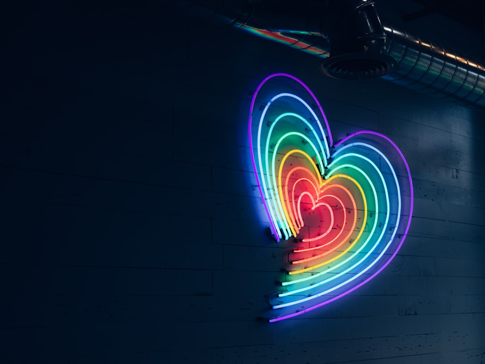 벽에 여러 가지 빛깔의 심장 LED 조명