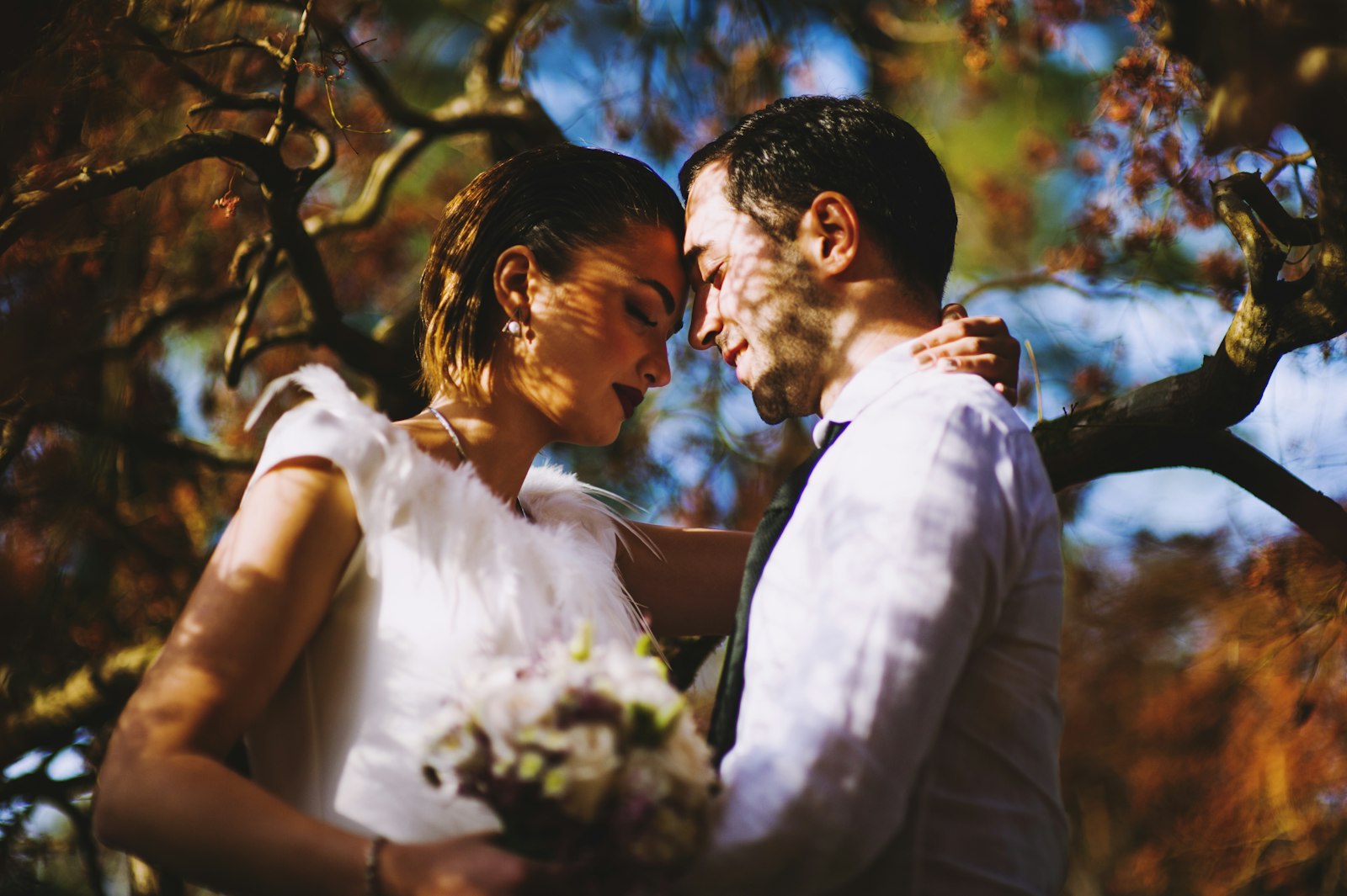 Nikon D700 + Sigma 85mm F1.4 EX DG HSM sample photo. Couple under tree tilt photography