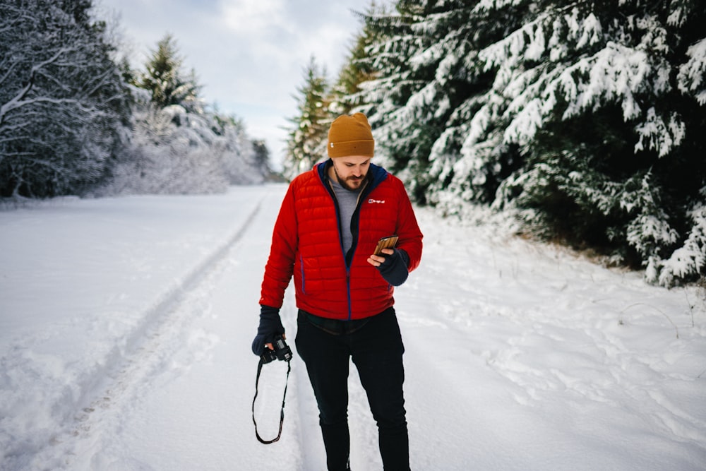 Foto di uomo che tiene la macchina fotografica