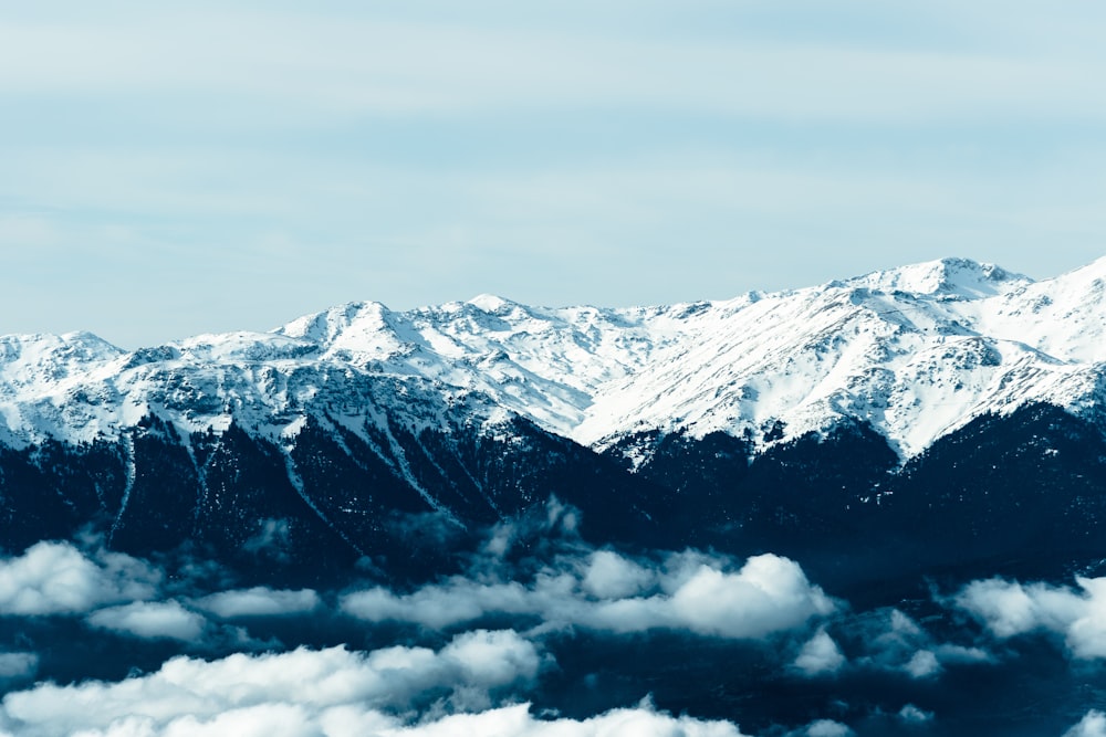 Fotografía de paisaje de montaña durante el invierno