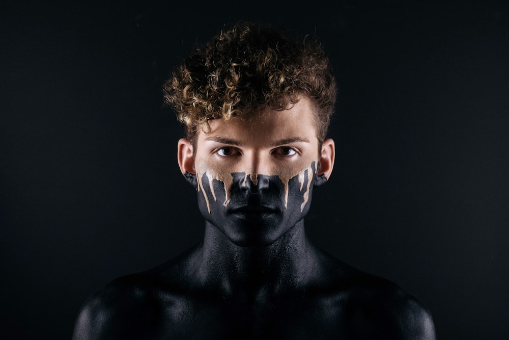 Hombre con pintura corporal negra