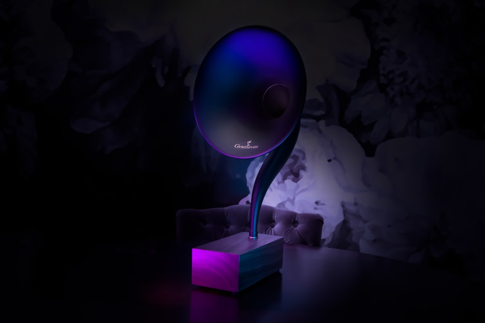 lampe de table violette sur table