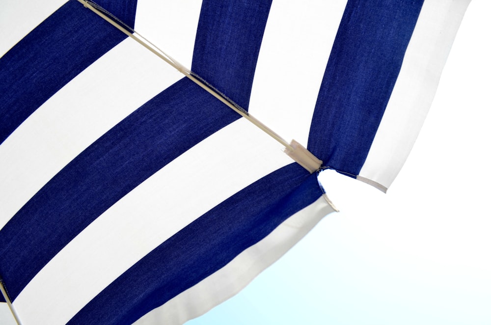 ombrello a righe bianche e blu