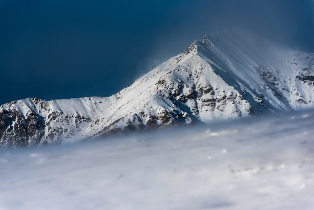 photo en gros plan d’une montagne avec une couverture de neige