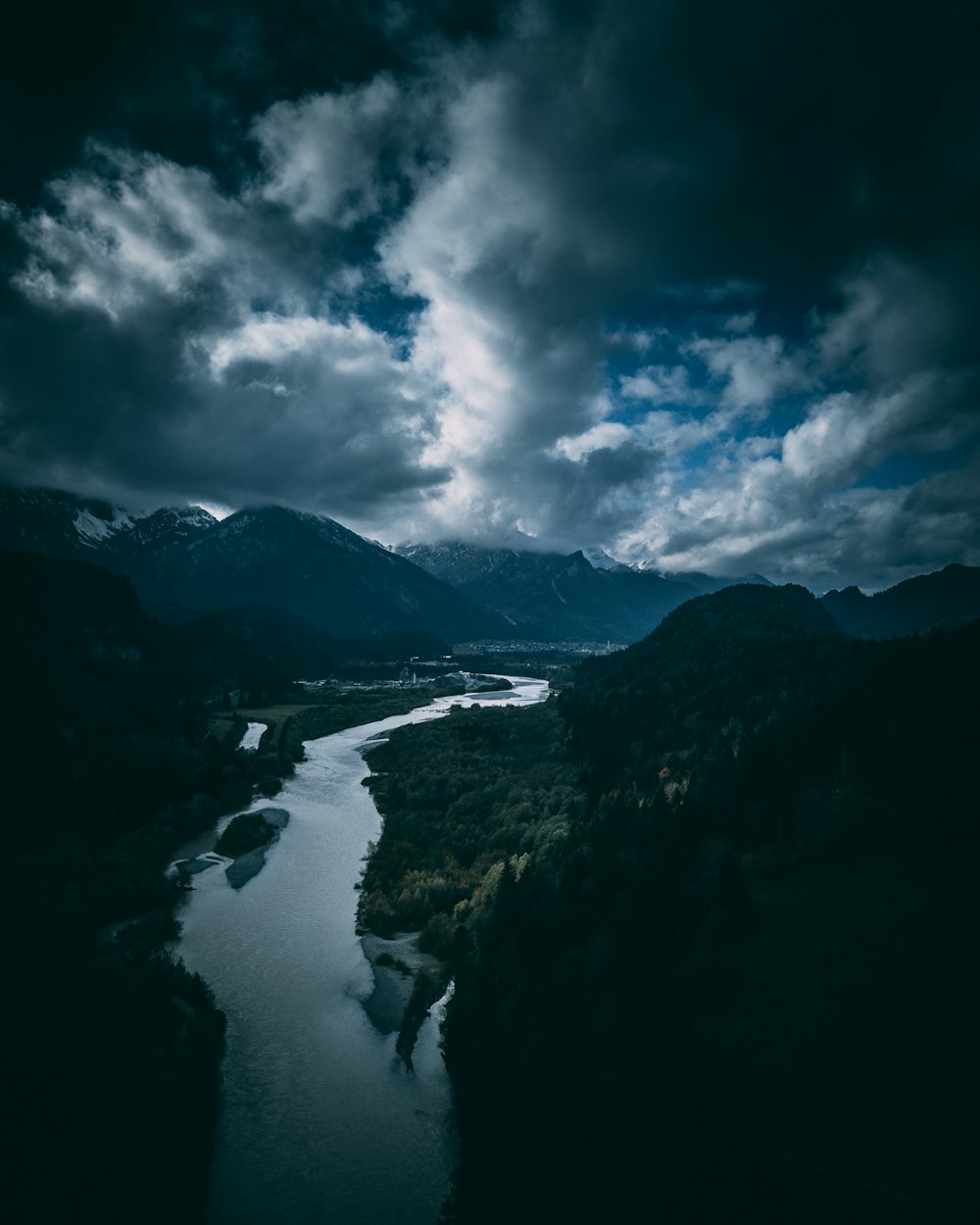 photographie de paysage de rivière et de montagnes