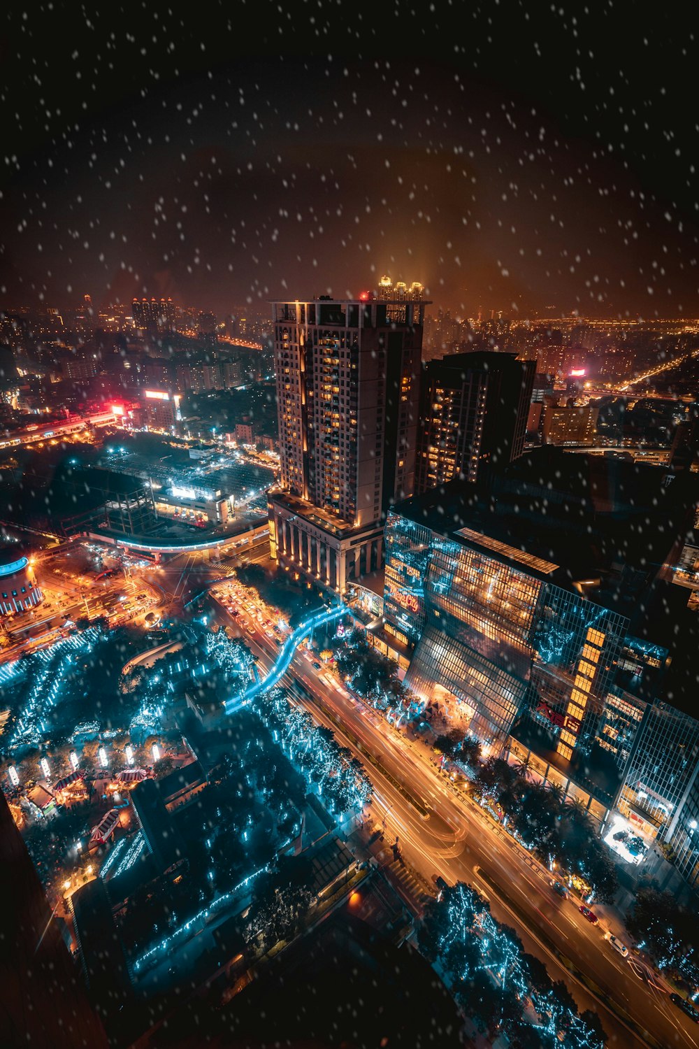 夜間の都市ビルの空撮写真