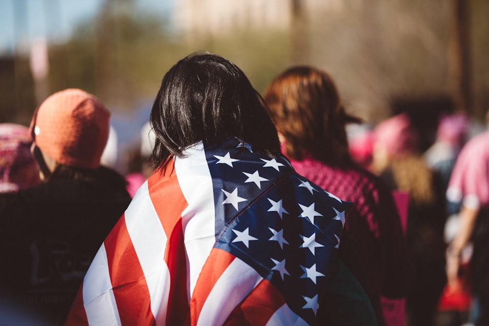 肩にアメリカ国旗を乗せた女性