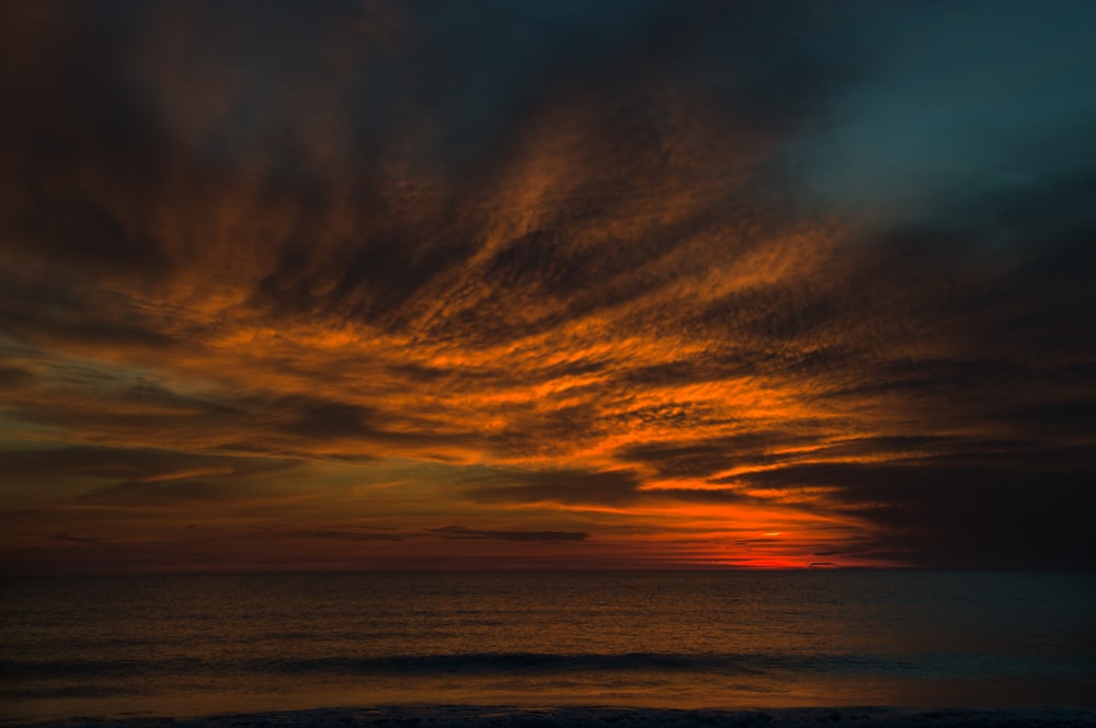 orangefarbener Sonnenuntergang