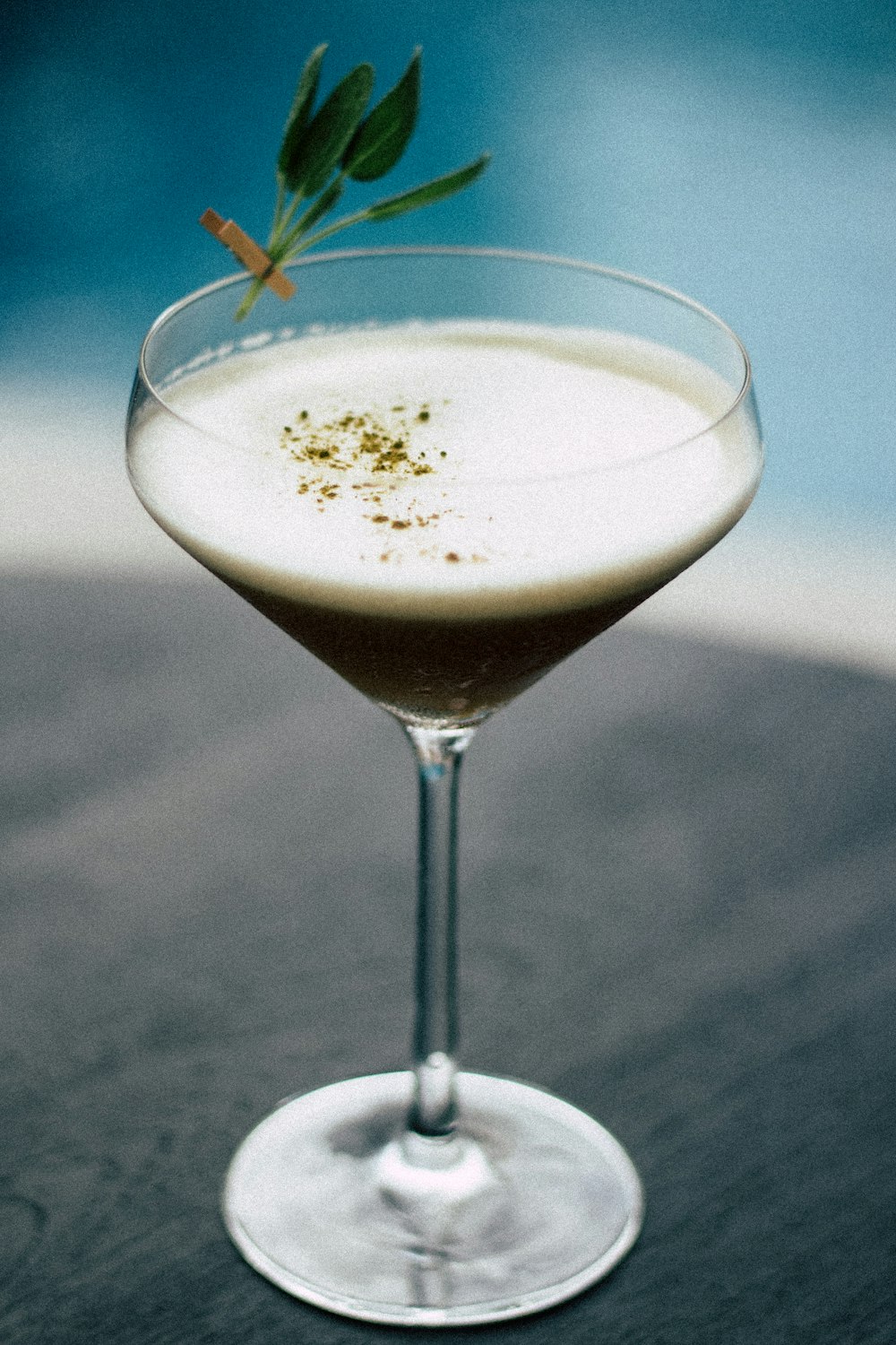 Bicchiere da cocktail trasparente riempito di liquido marrone