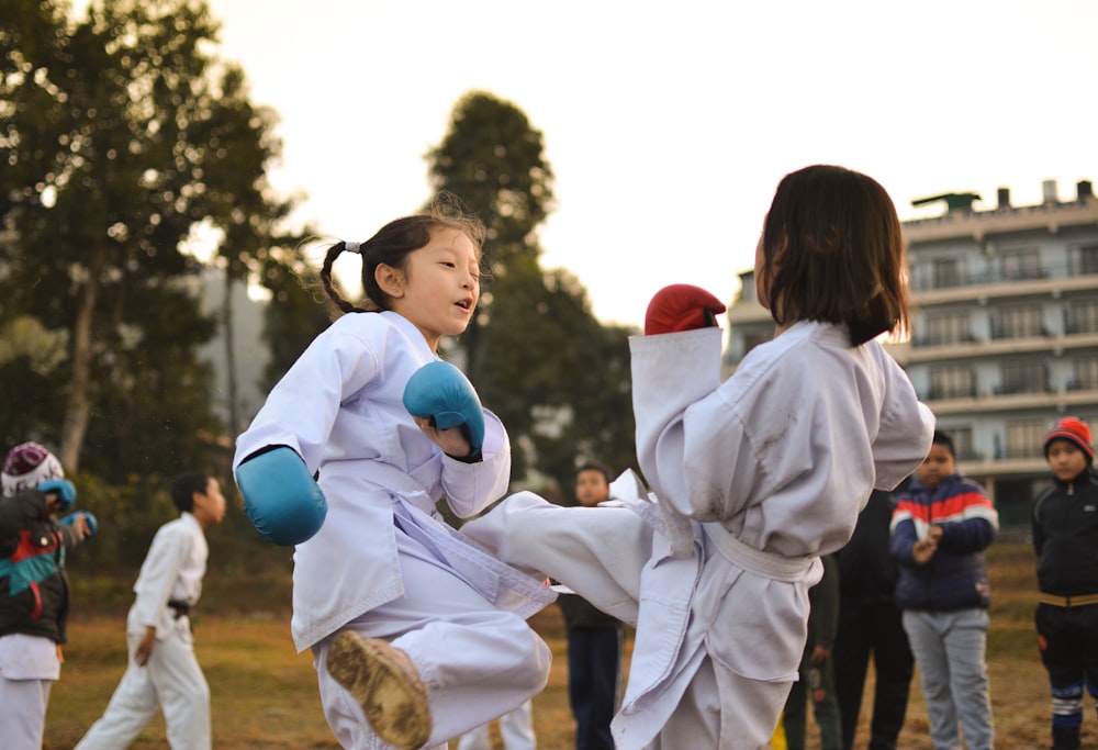 格闘技のスパーリングに参加する子どもたち