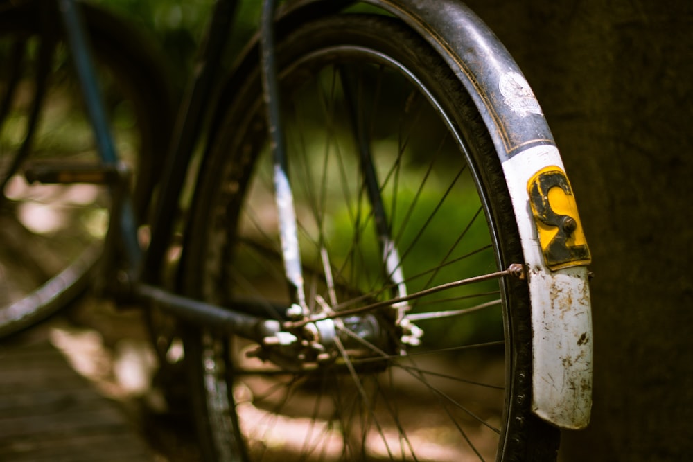 Photographie en gros plan du vélo de ville