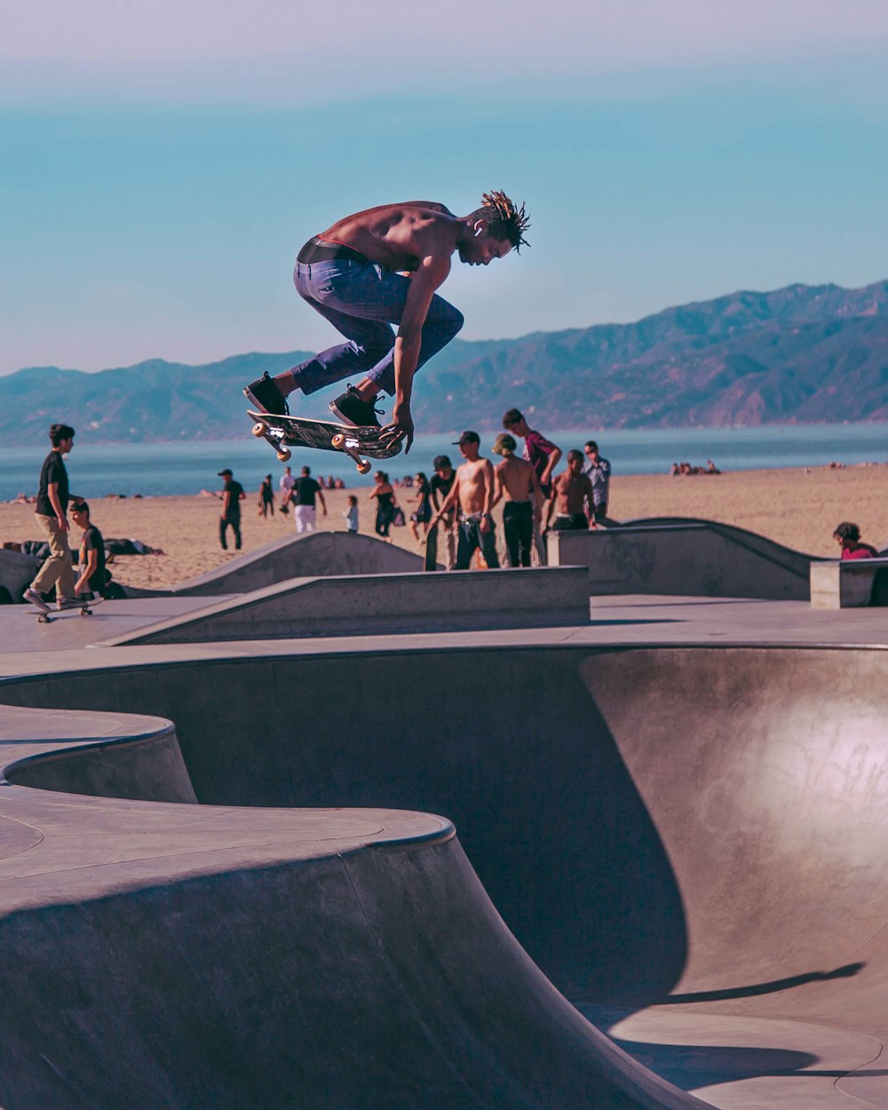 Zeitrafferfoto eines Oben-ohne-Mannes, der im Skatepark Skateboard fährt