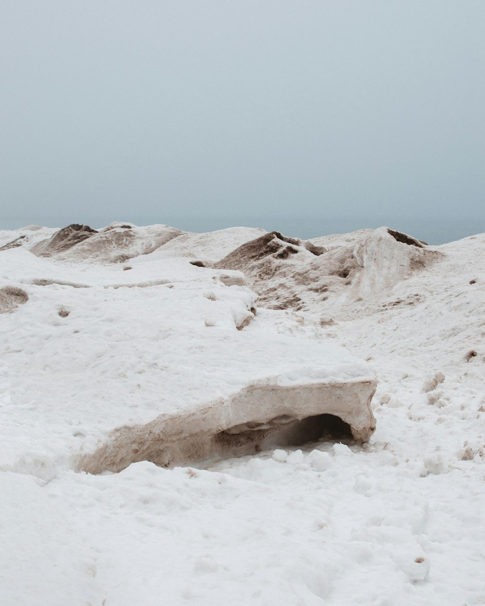 雪に覆われた丘の風景写真