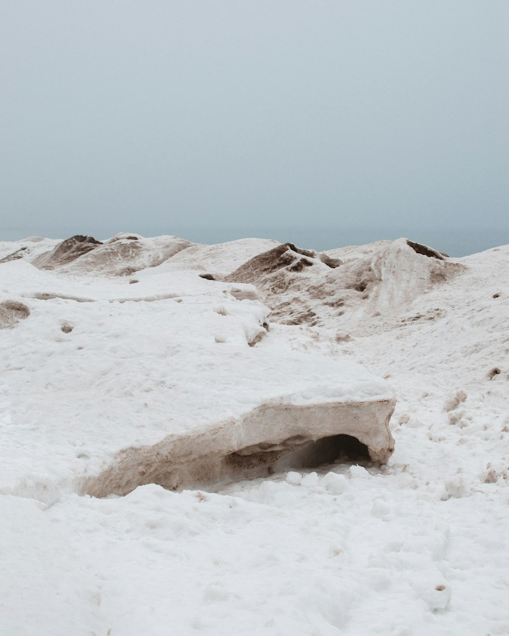 fotografia di paesaggio di colline innevate