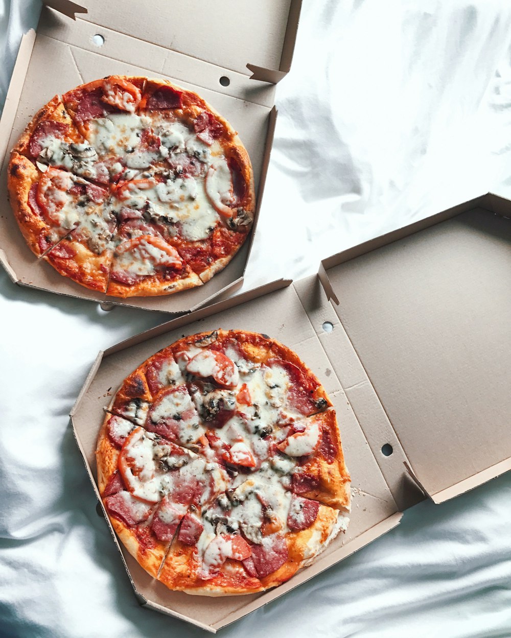 deux pizzas sur des boîtes