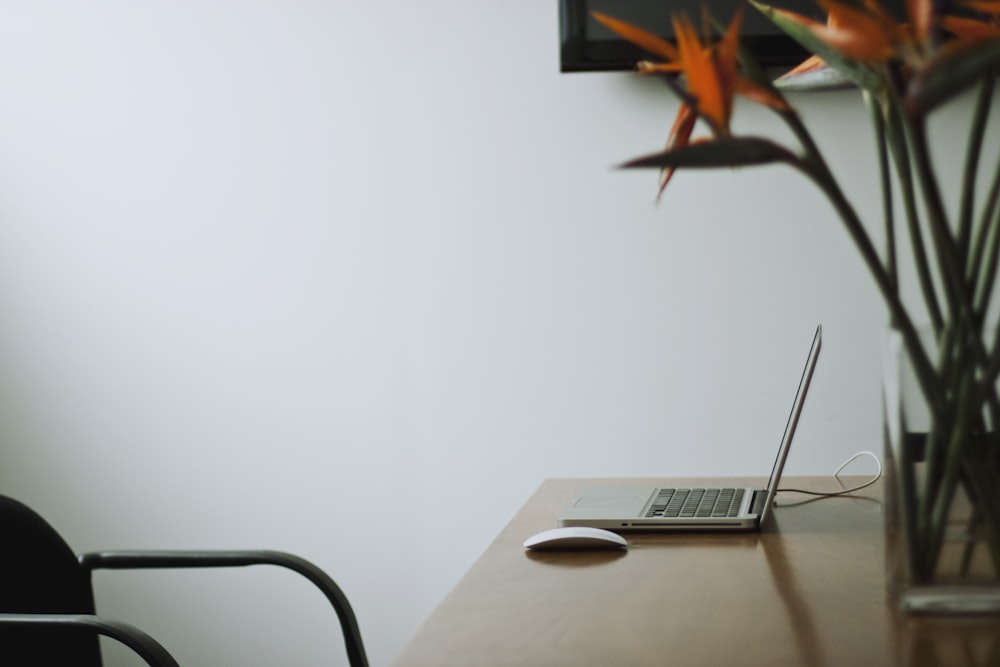 ordinateur portable argenté sur le dessus du bureau