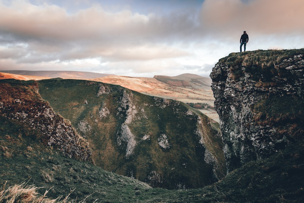 Persona in piedi vicino alla scogliera