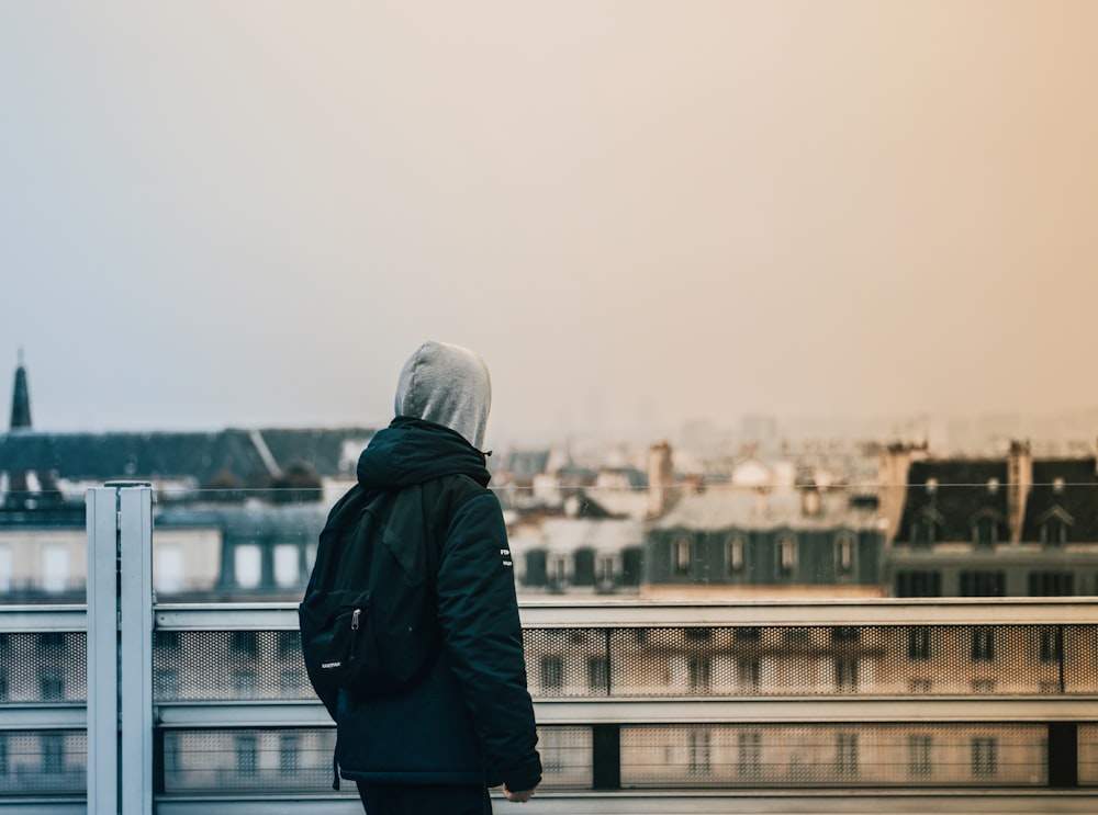 Person, die vor dem Gebäude steht