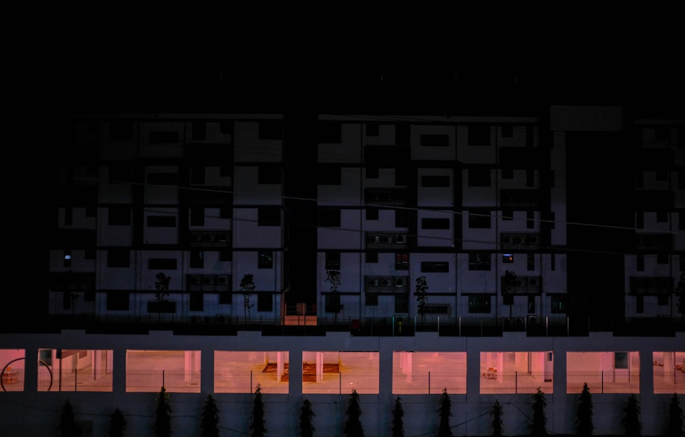 야간의 아파트 건물
