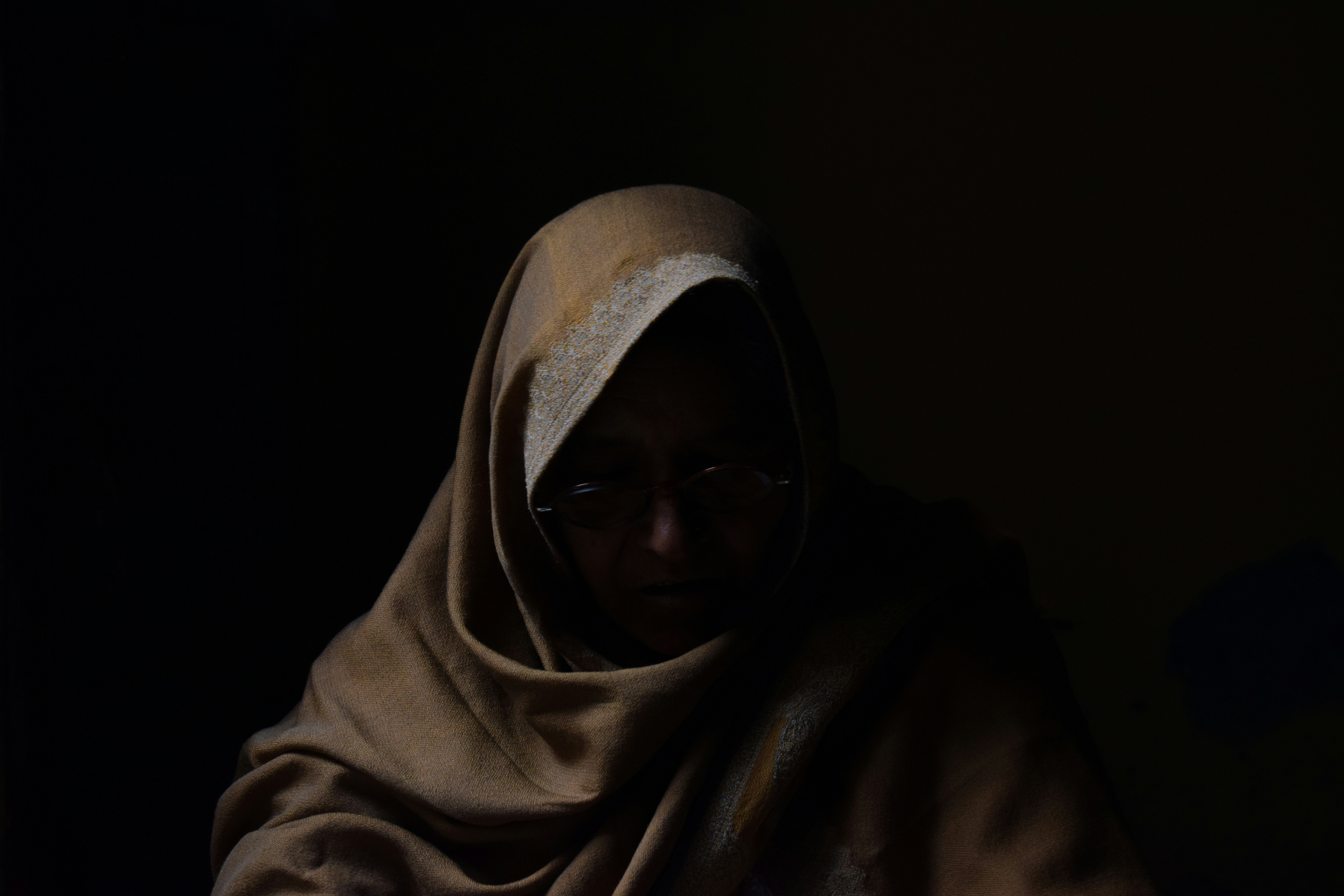 πρόσωπο που φοράει γυαλιά και γυαλιά