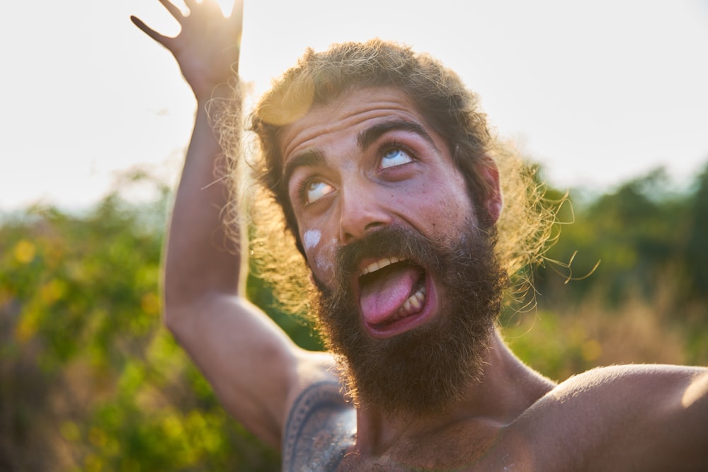 hombre sacando la lengua