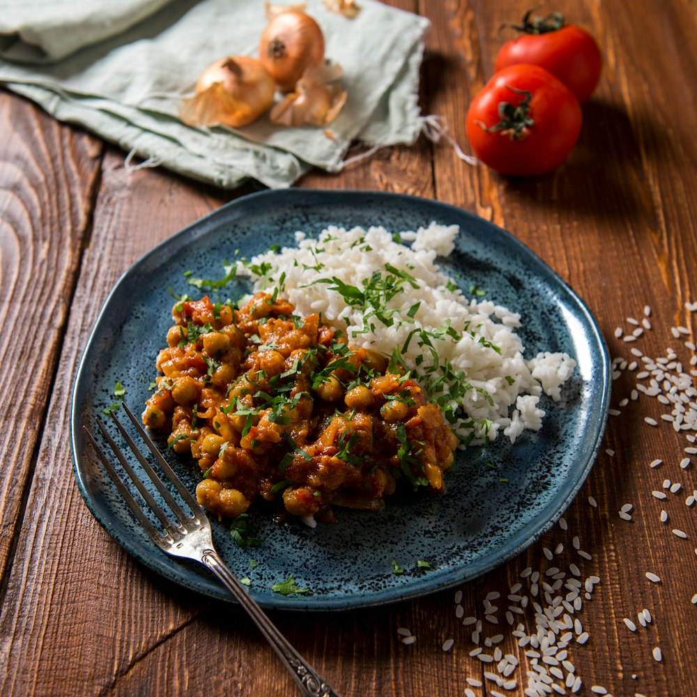 arroz cozido no vapor e prato de carne