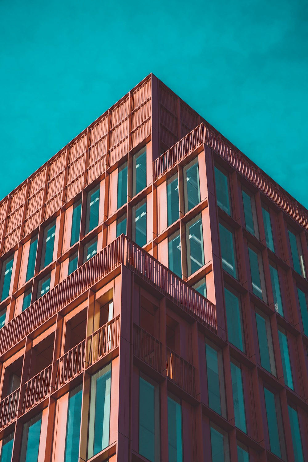 Architekturfotografie von Betongebäuden unter strahlend blauem Himmel