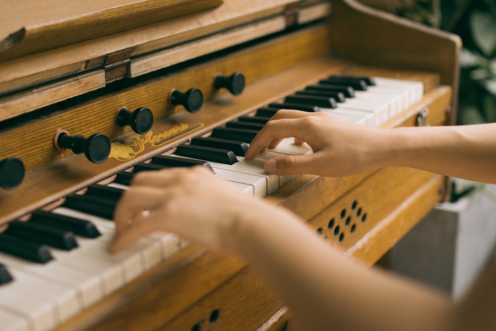 Person, die Klavier spielt