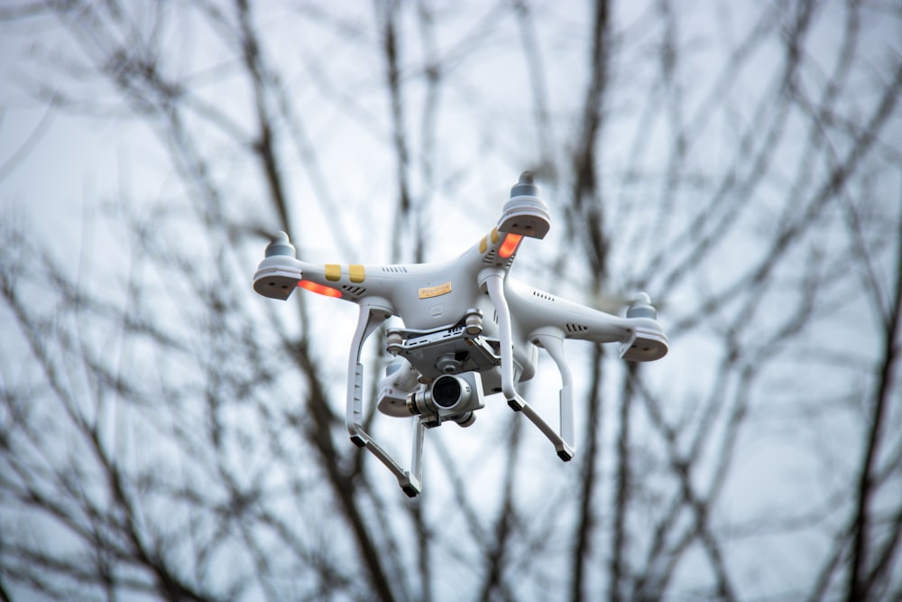 Fotografia de foco raso de drone quadricóptero