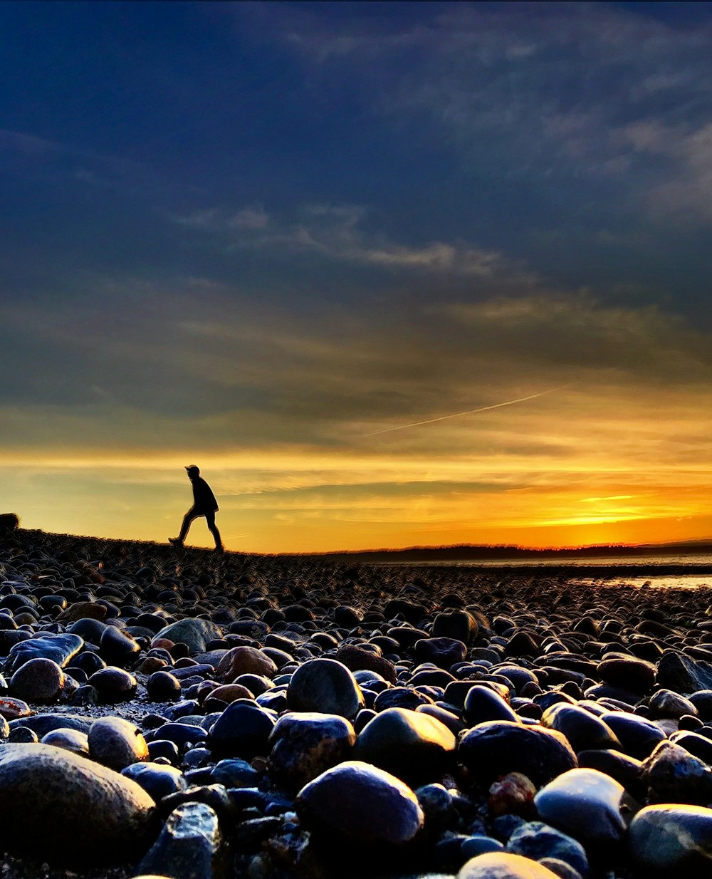 Silhouettenfotografie eines Mannes am Strand