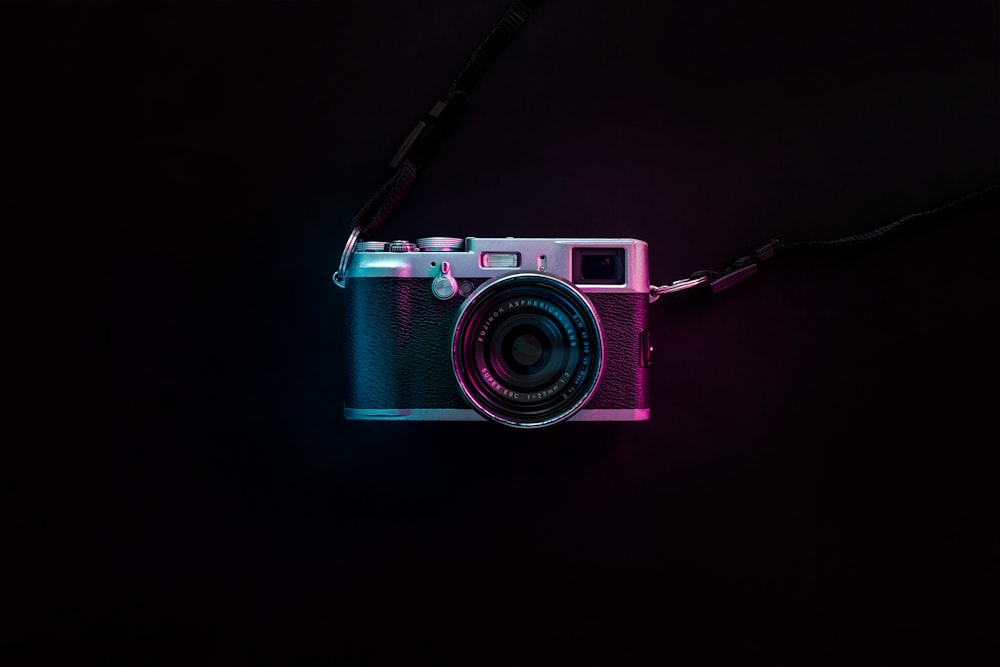 검정색과 은색 SLR 카메라