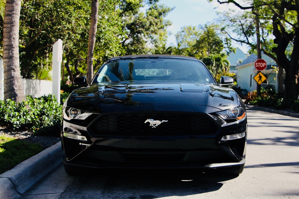 駐車された黒のフォードマスタング