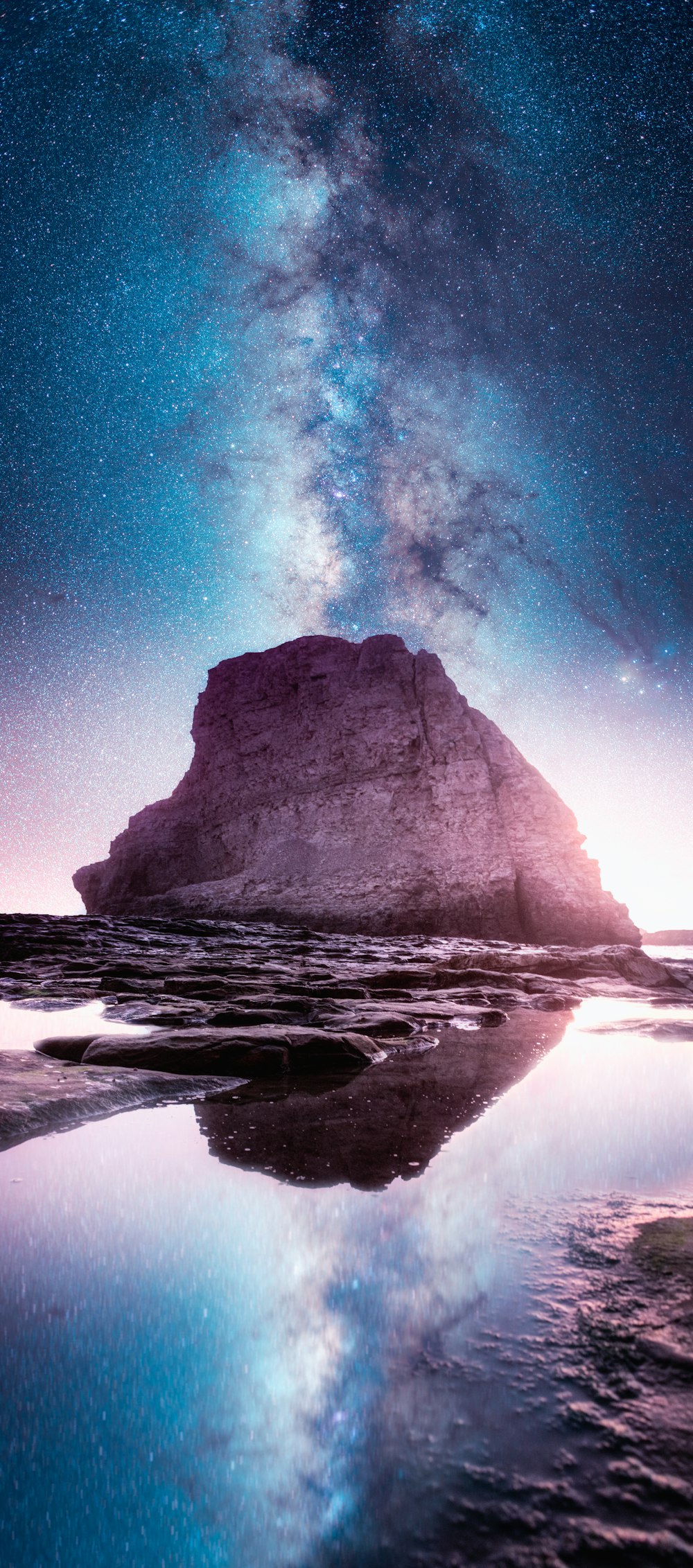 Fotografia de paisagem do corpo de água perto da montanha rochosa sob Stargazer