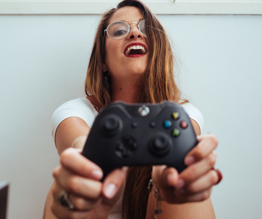mujer sosteniendo el mando de Xbox One