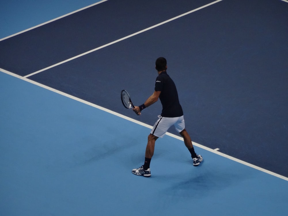 homme jouant au tennis