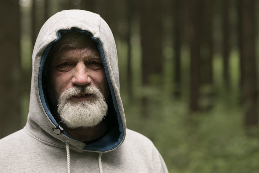 homem vestindo capuz cinza e preto