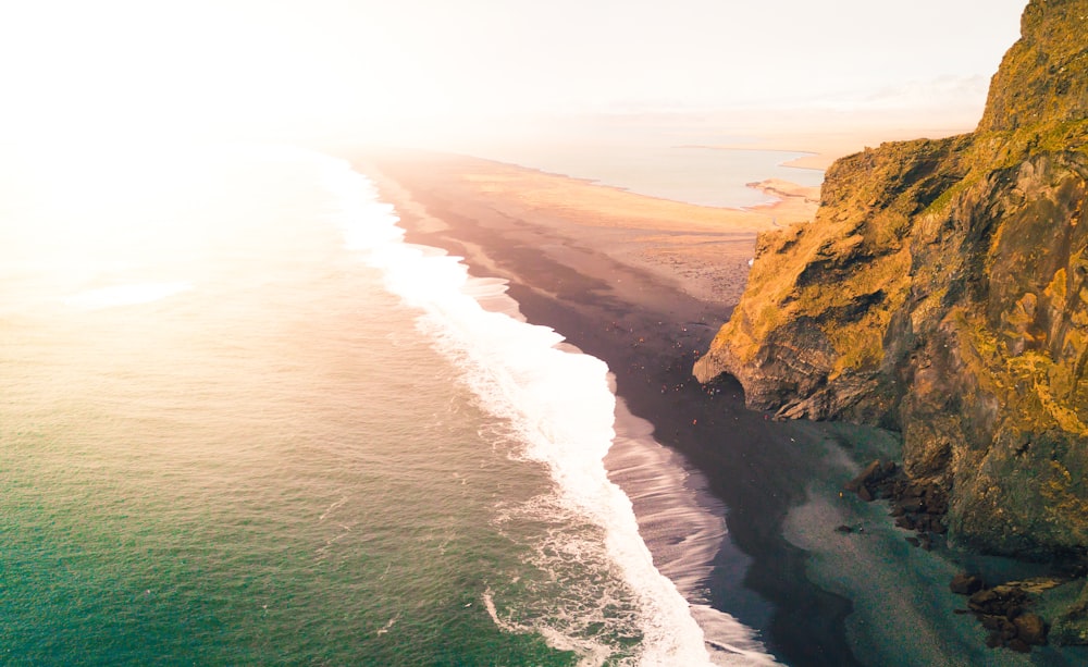 Onde del mare che si infrangono sulla riva del mare