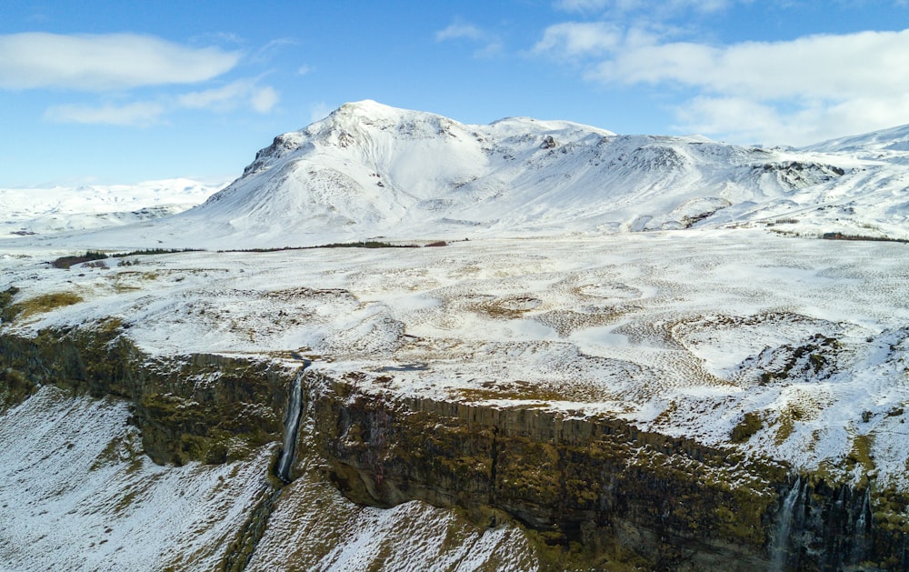 Luftaufnahme des verschneiten Berges