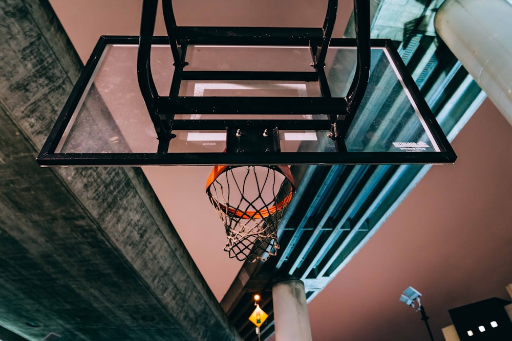 Aro de baloncesto al aire libre debajo del puente de hormigón gris