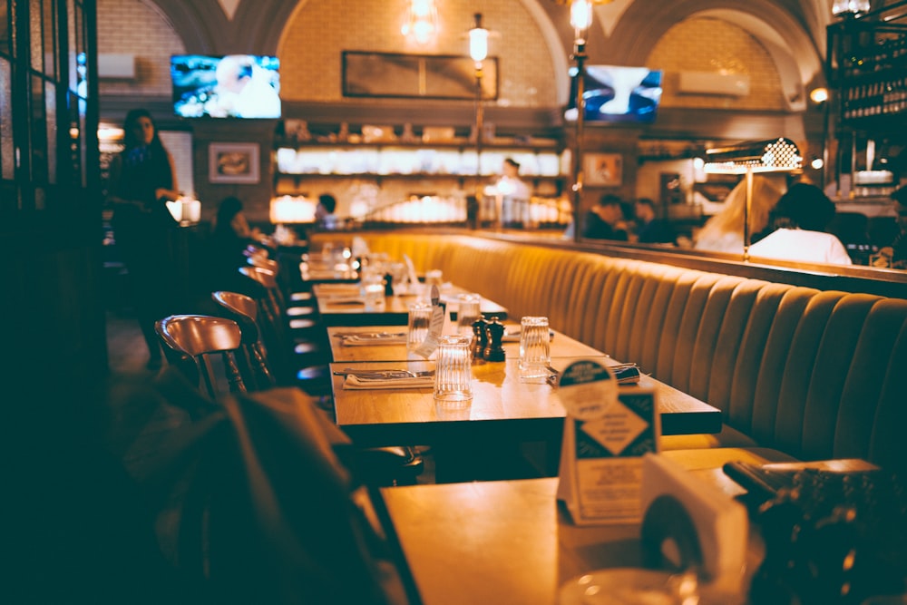 fotografia di profondità del tavolo vuoto all'interno del ristorante