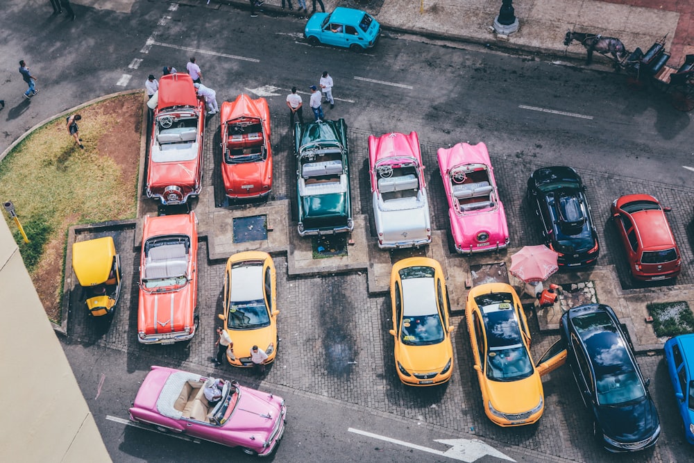 verschiedene Autos, die tagsüber geparkt sind