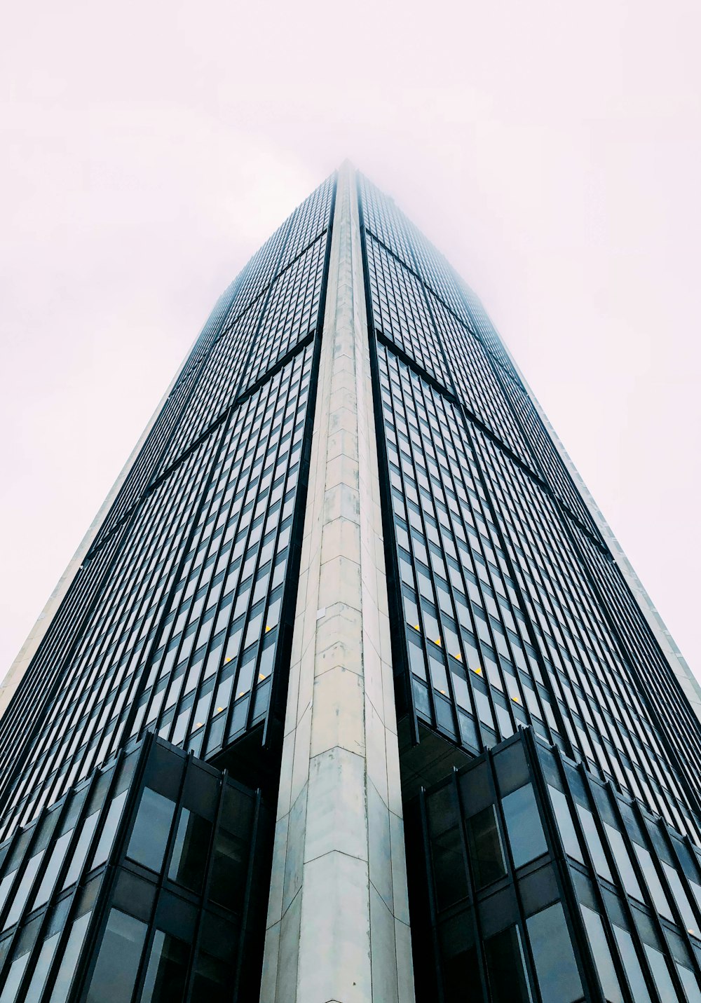 Vista de gusano de un edificio alto