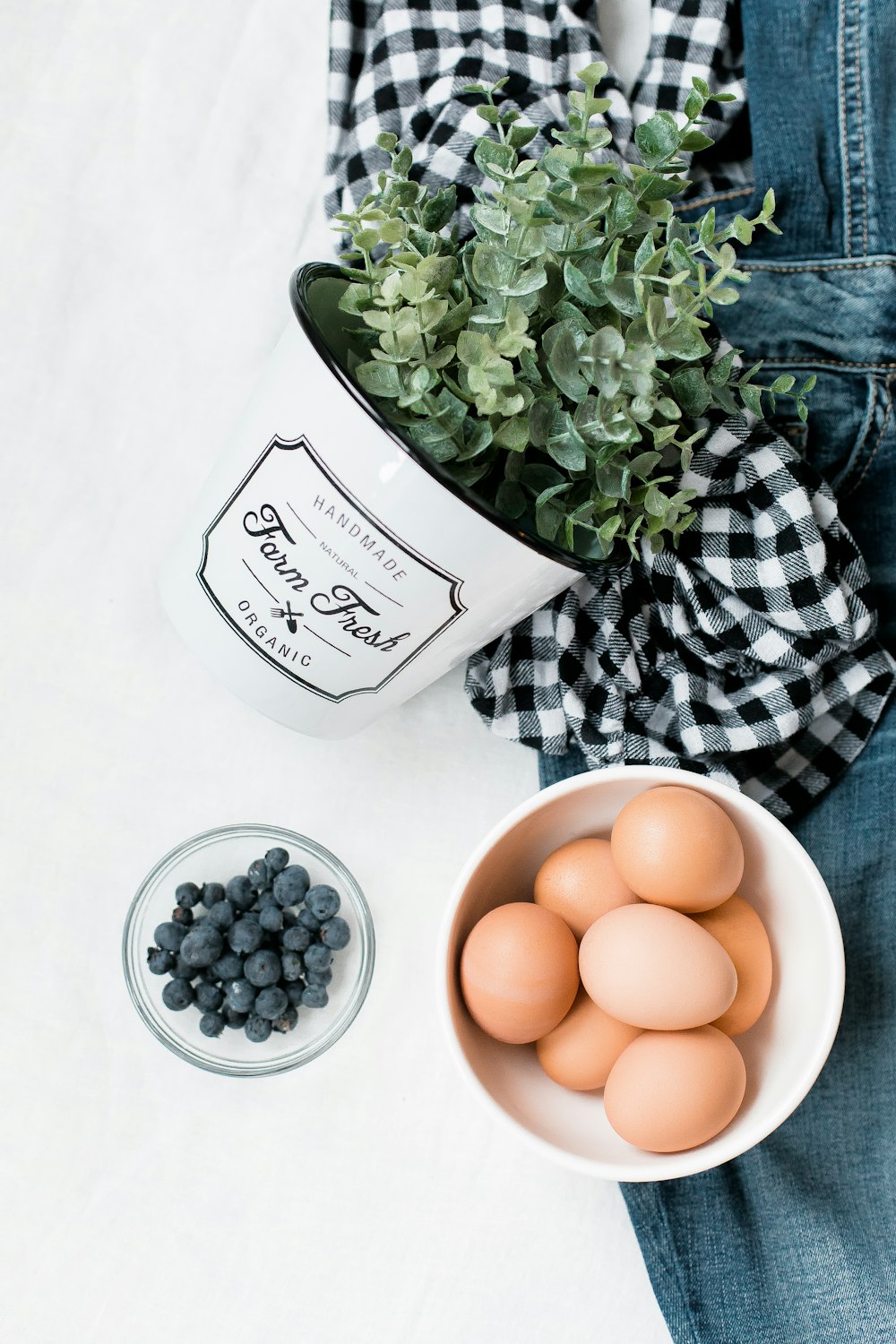 photo of organic egg bowl in bowl beside berry