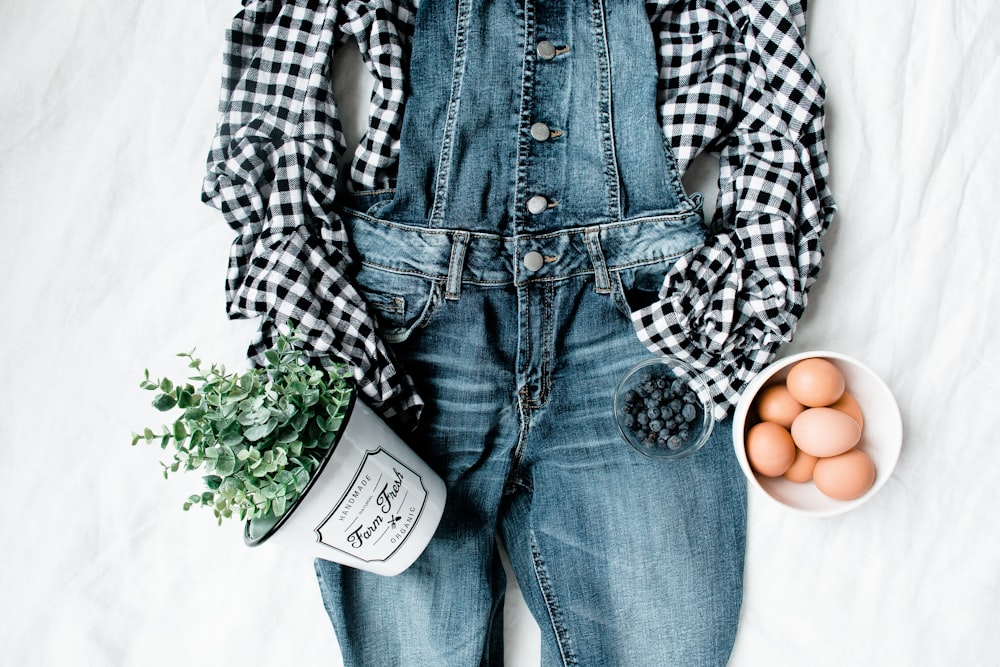 Fotografía plana de ropa, huevos y flores