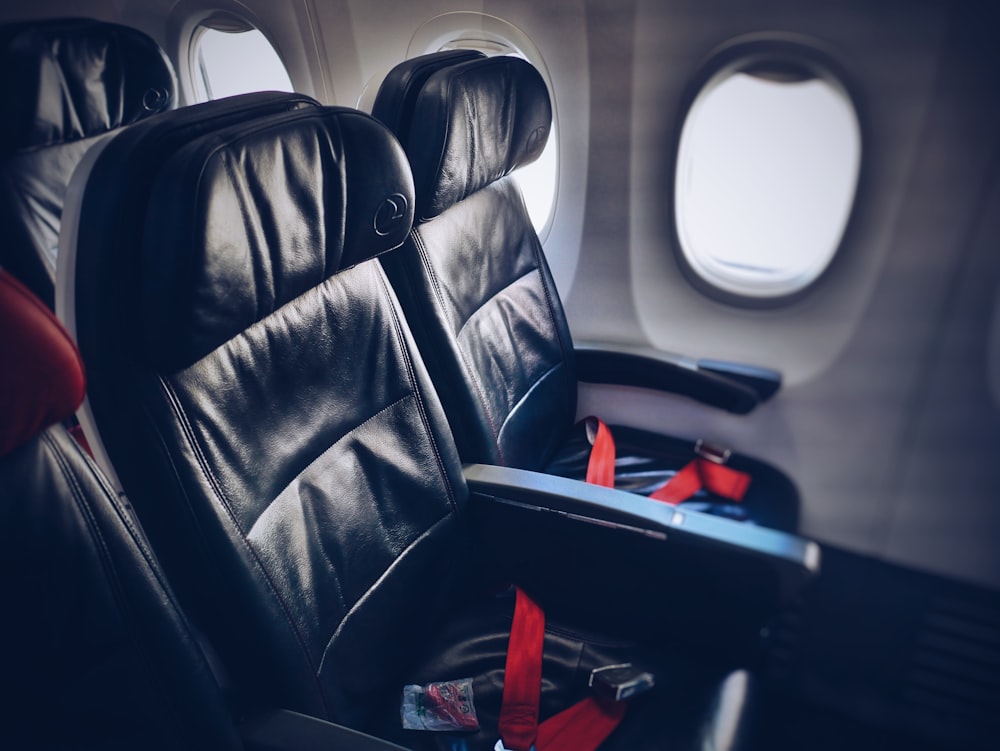 航空会社の座席のインテリア写真