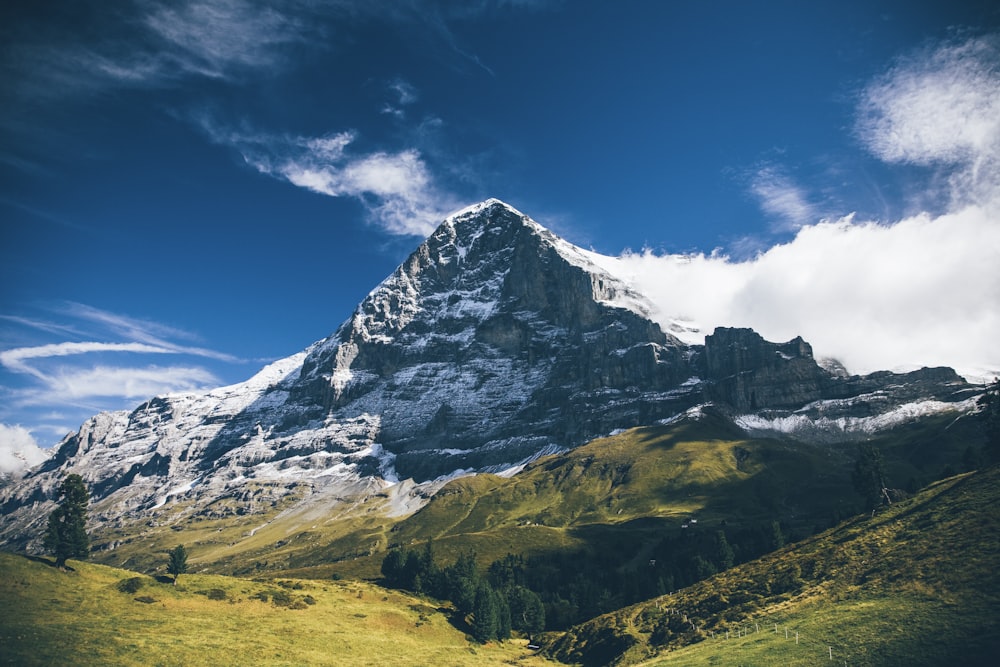 Landschaftsfotografie von Bergen unter weißen Wolken