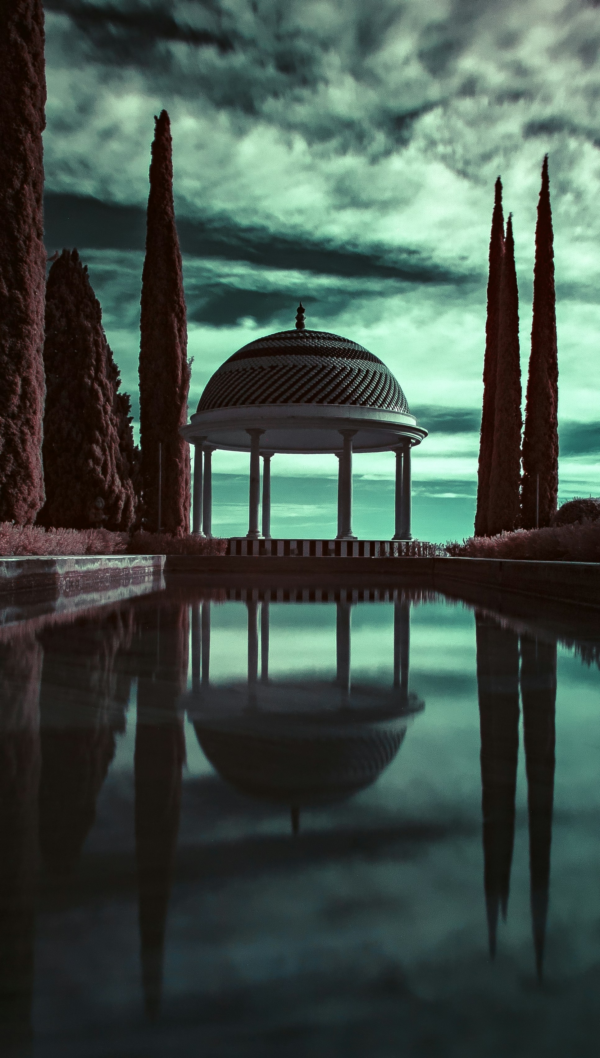 I was lucky this day that there were not many people on this site, usually people are here taking photos. The water is softened with a slow exposure and the clouds add a dramatic aspect to the backlit scene